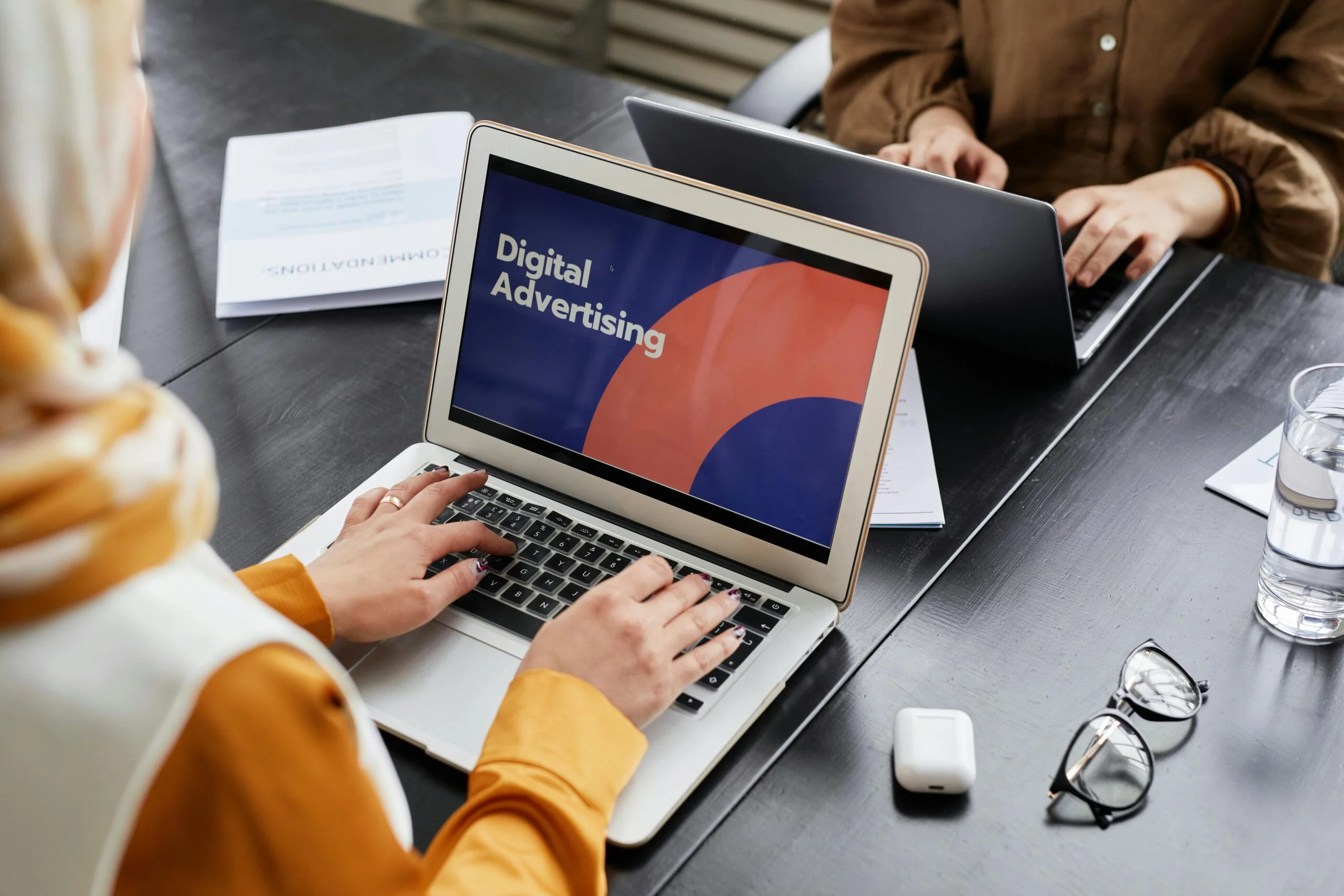 Beginner guide to starting digital marketing including SEO social media and online earning strategies